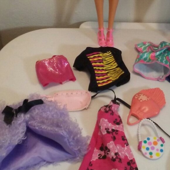 Two Barbies with clothes and accessories - 13 total pieces - Picture 3 of 8